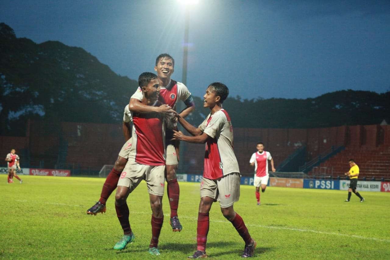 Selebrasi skuad Persedikab usai mengalahkan Persilhasel Halmahera di Stadion Brawijaya Kediri, Sabtu 12 Februari 2022. (Foto: Fendhy Plesmana/Ngopibareng.id)