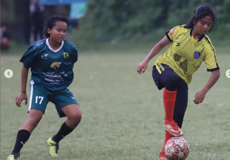 Pemain Arema FC Putri saat bertanding melawan Semeru FC (Instagram: @aremafcwomenofficial)