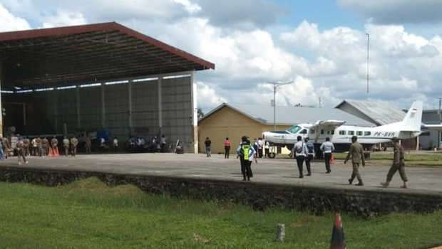 Kondisi hanggar di Bandar Udara Robert Atty Bessing, Malinau, saat proses evakuasi pesawat perintis Susi Air. (Foto: Twitter)