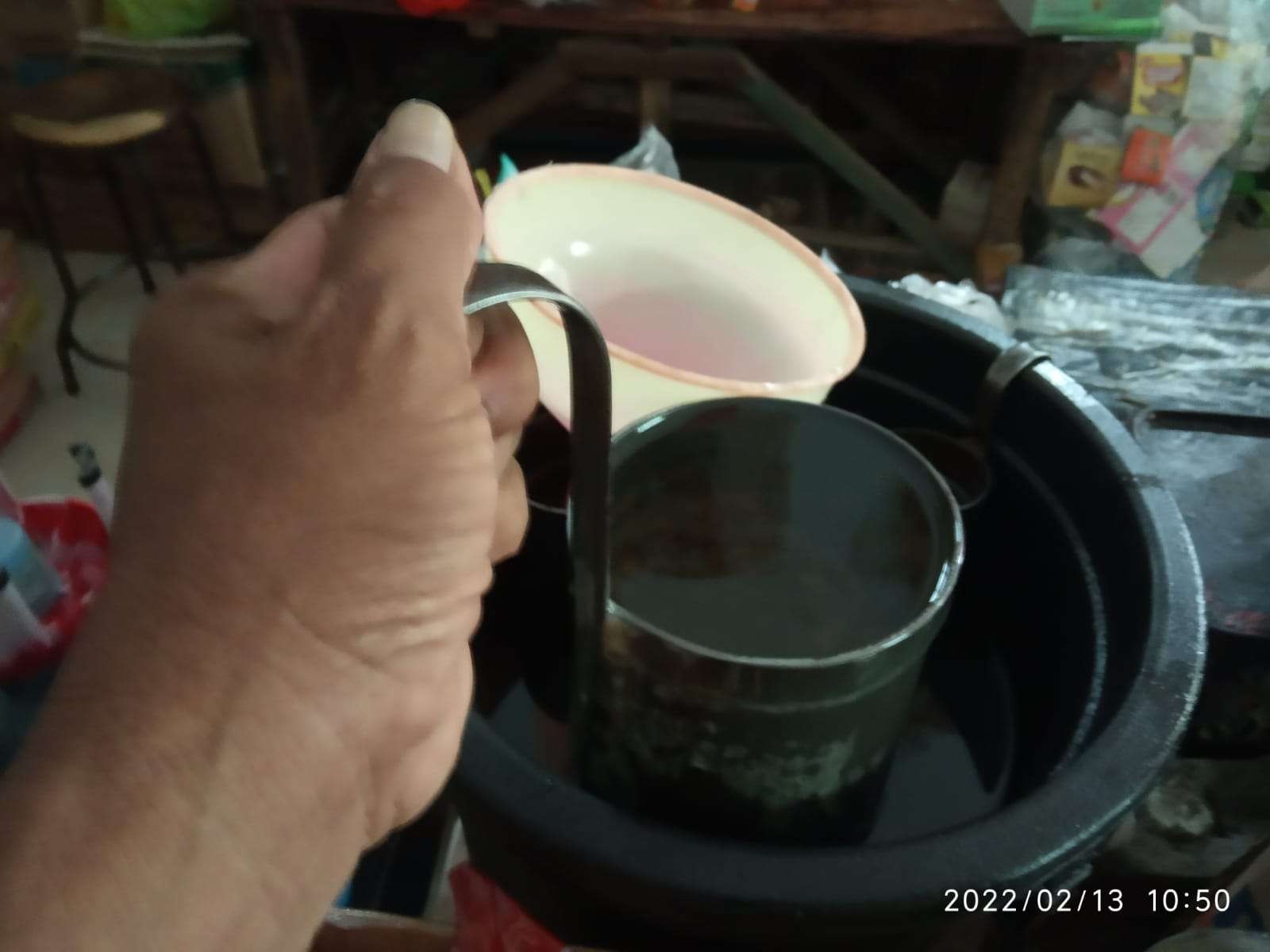 Minyak goreng curah atau tanpa merek kini laku di pasaran. Foto, minyak goreng curah di warung kelontong Bu Katino,72 tahun, Kelurahan Ledok Kulon, Kota Bojonegoro. (Foto: Sujatmiko/ngopibareng.id)