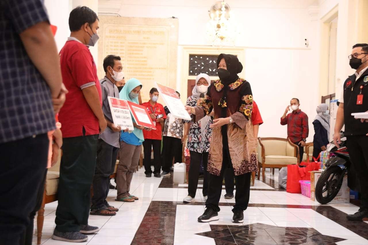 Menteri Sosial Tri Rismaharini menyerahkan bantuan kepada disabilitas di Kediri. (Foto: Istimewa)