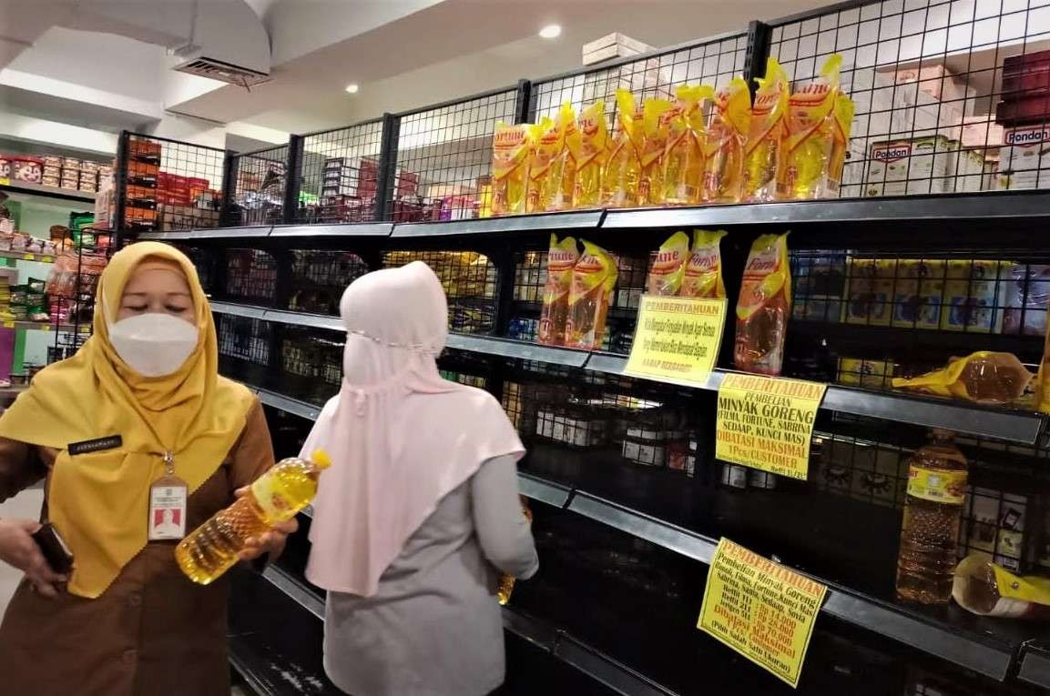 Kepala DKPUPP Kota Probolinggo, Fitriawati saat sidak toko di Pasar Baru, yang tidak lagi menjual minyak goreng. (Foto: Ikhsan Mahmudi/Ngopibareng.id)