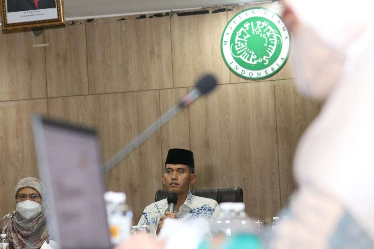 Ketua MUI Bidang Fatwa, KH Asrorun Niam Sholeh saat konferensi pers Fatwa No 8 Tahun 2022 tentang Vaksin Merah Putih di Jakarta. (Foto: Istimewa)