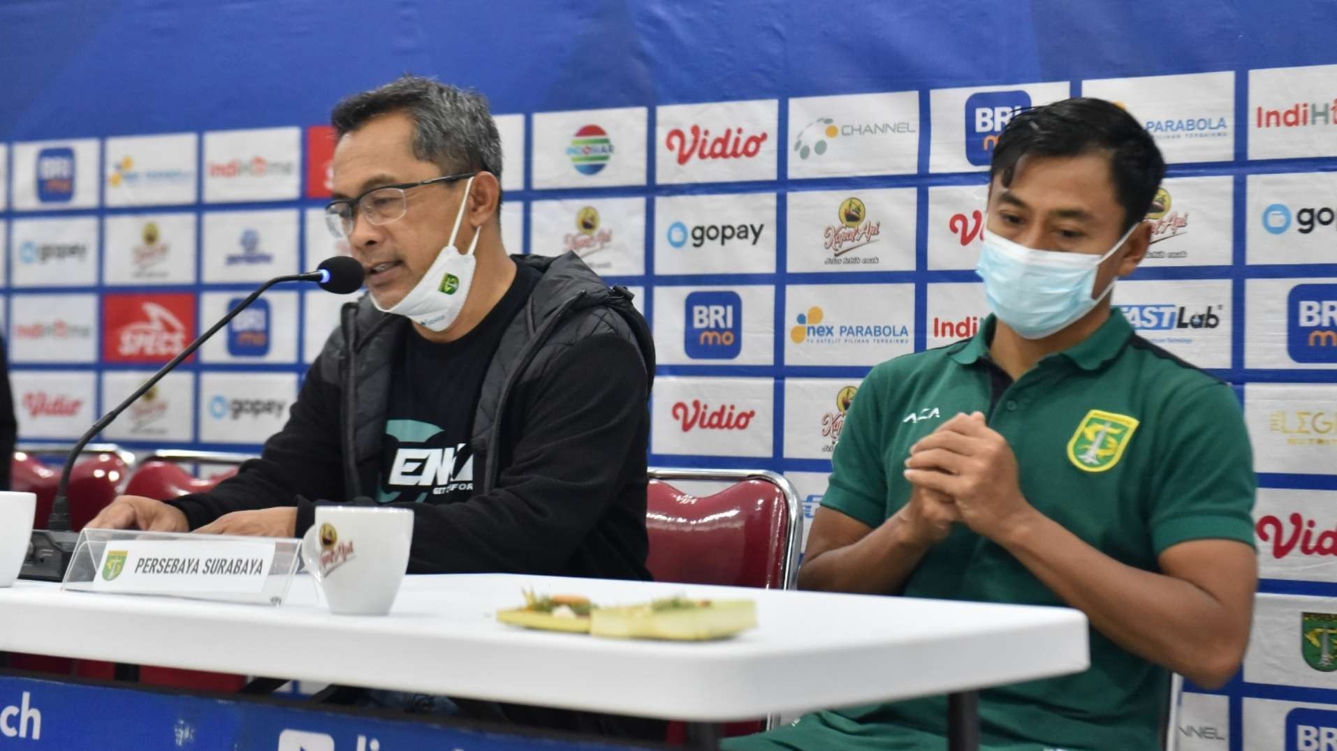 Pelatih Persebaya Aji Santoso dan pemain Samsul Arif saat post match press conference melawan Persija, Senin 14 Februari 2022 malam. (Foto: Persebaya)