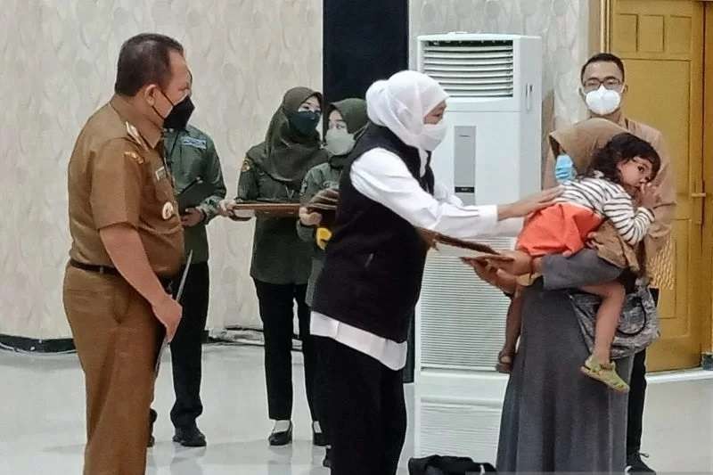 Gubernur Jawa Timur Khofifah Indar Parawansa memberikan santunan kepada keluarga korban meninggal ritual di Pantai Payangan Kabupaten Jember. (Foto: Ant)