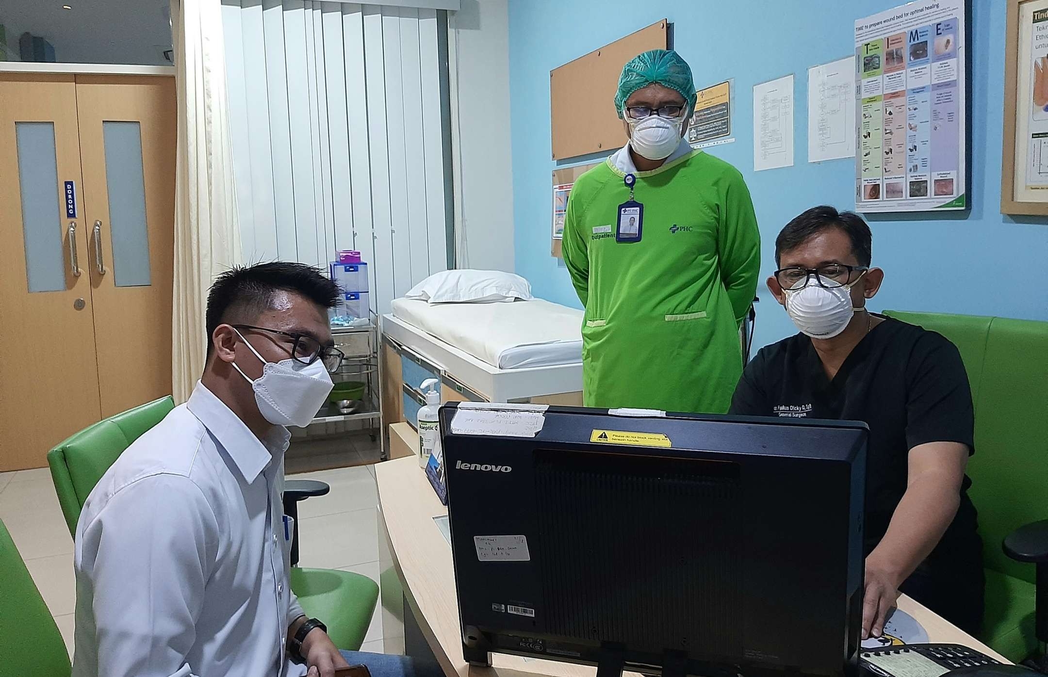 Dokter Bedah RS PHC dr. Paulus Dicky Dwi Nugroho, Sp.B saat menjelaskan mengenai metode pengobatan wasir terbaru kepada pasien. (Foto: Pita Sari/Ngopibareng.id)