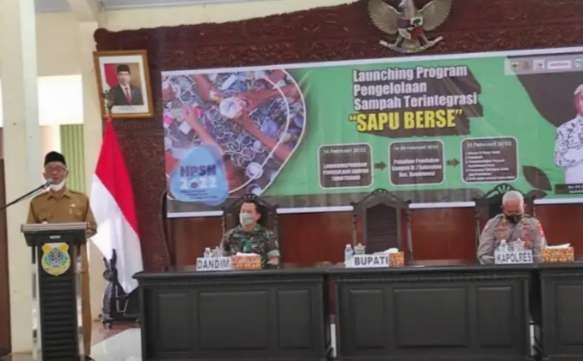 Program Inovasi Sapu Berse diluncurkan Dinas Lingkungan Hidup Bondowoso dalam mengurangi Sampah masuk TPA.(foto: guido/ngopibareng.id)