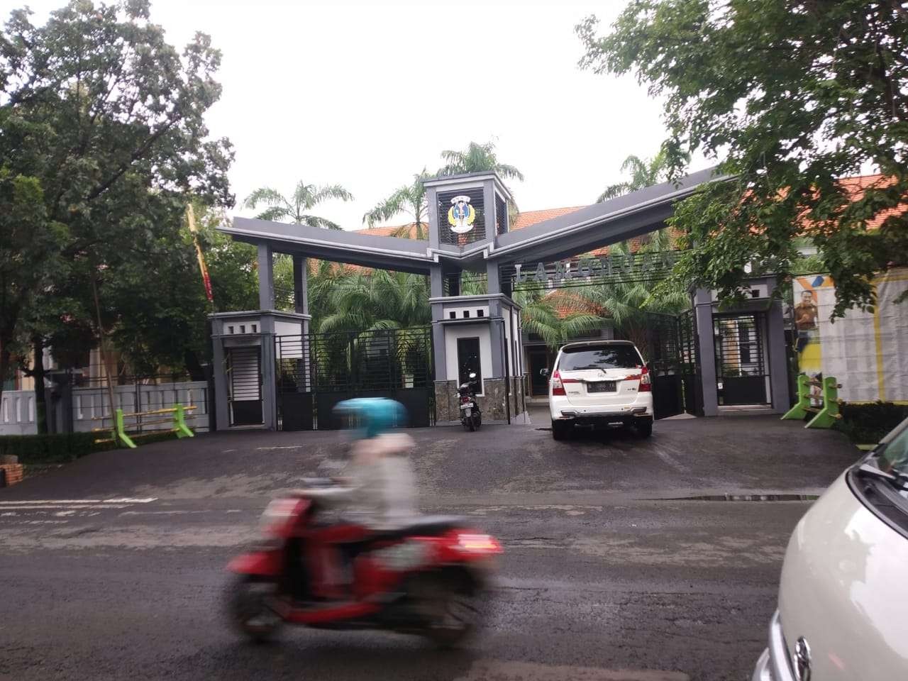 SMA Negeri 2 Lamongan menjadi salah satu sekolah yang pertama ditemukan siswa positif  Covid-19. (Foto: Imron Rosidi/Ngopibareng.id)