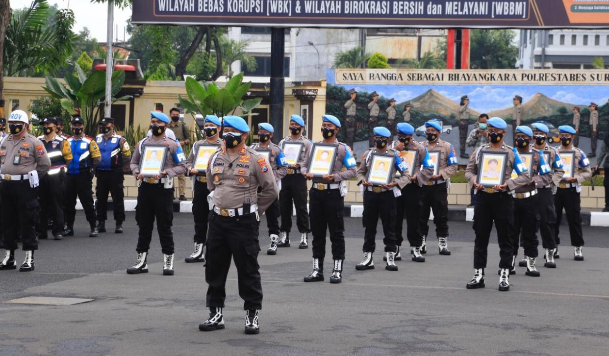 Upacara pemberhentian secara tidak hormat 12 polisi di Surabaya (Foto: dok. Humas Polrestabes Surabaya)