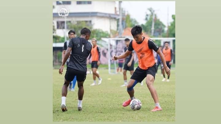 Pemain Arema FC saat menjalani sesi latihan jelang laga melawan Persita Tangerang (Foto: Instagram/@aremafcofficial)