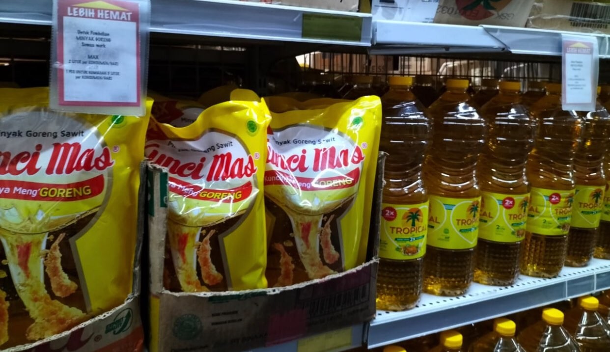 Minyak goreng di rak minimarket (Foto: Andhi Dwi/Ngopibareng.id)