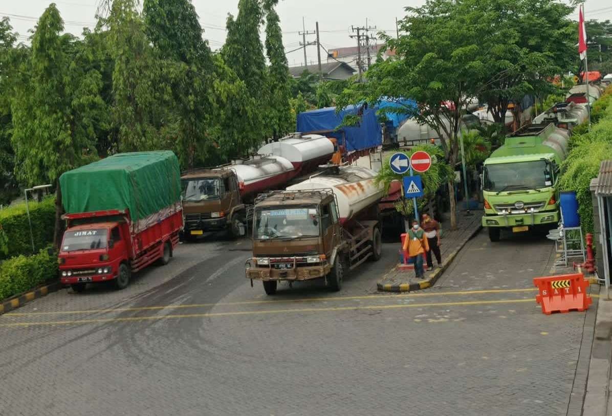 Armada pengangkut minyak goreng antre di halaman pabrik Megasurya Mas Jalan Tambak Sawah Waru Sidoarjo. (Foto: Istimewa)