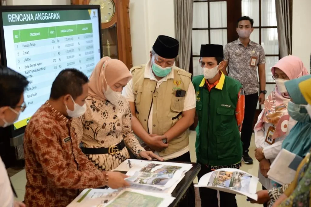 Pimpinan Bidang Pendistribusian dan Pendayagunaan BAZNAS Pusat, Saidah Sakwan MA, bersama Bupati Lumajang, Thoriqul Haq, didampingi KH Ahsanul Haq dari BAZNAS Jawa Timur di Lumajang. (Foto: Istimewa)