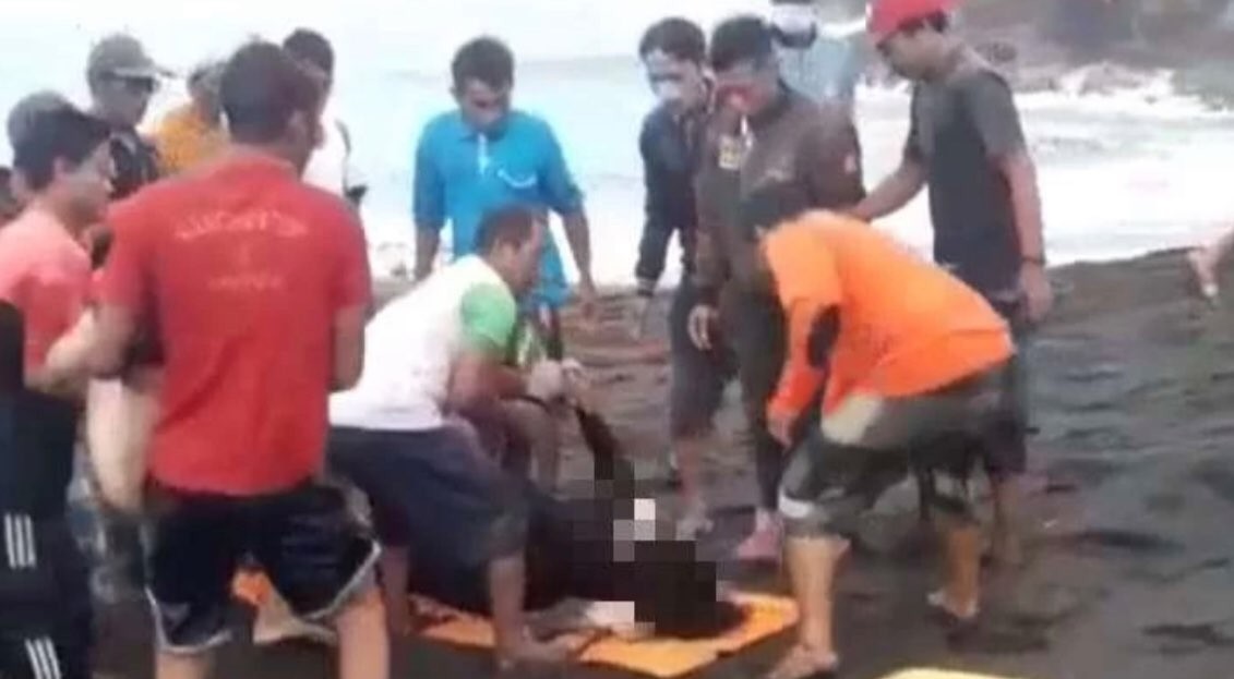 Proses evakuasi jenazah korban ritual berujung maut di Pantai Payangan (Foto:Istimewa)