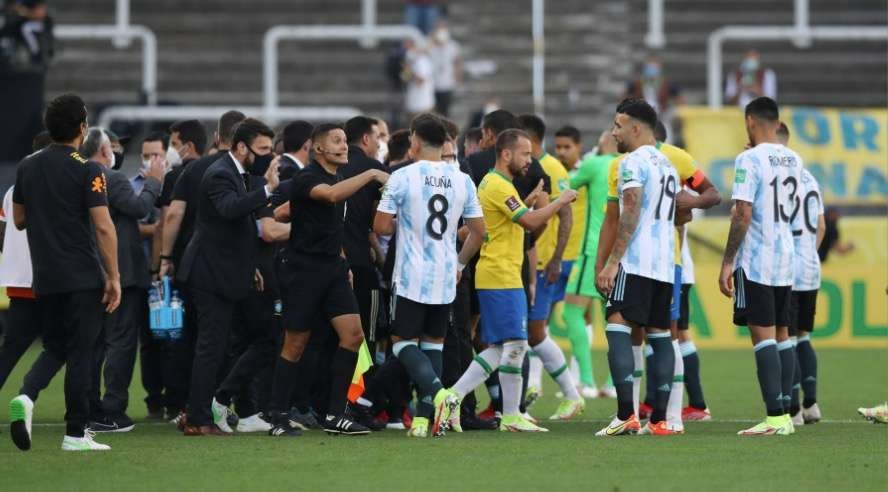 Penghentian paksa laga Brasil vs Argentina pada 5 September 2021 lalu oleh pejabat kesehatan Brasil memicu perkelahian antara ofisial dan pemain Brasil dan Argentina. (Foto: Twitter/@MirrorFootball)