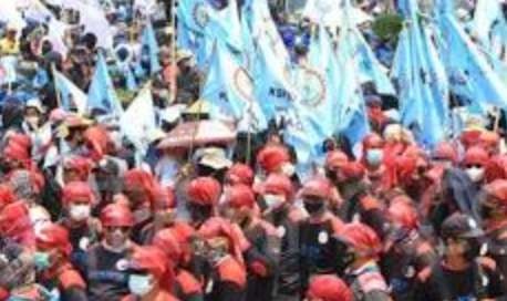 Ilustrasi aksi buruh  di Jakarta saat aksi menuntut kenaikan upah. (Foto: Istimewa )