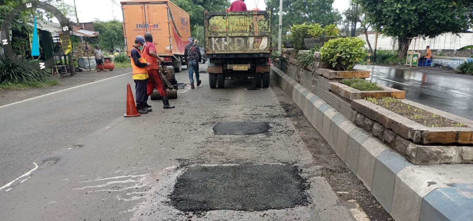 Penambalan jalan berlubang di Jalan A. Yani Kota Pasuruan. (Foto: Dinas PUPR Kota Pasuruan)