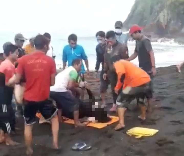 Proses evakuasi jenazah korban ritual berujung maut di Pantai Payangan, Jember, Jawa Timur. (Foto: Istimewa)