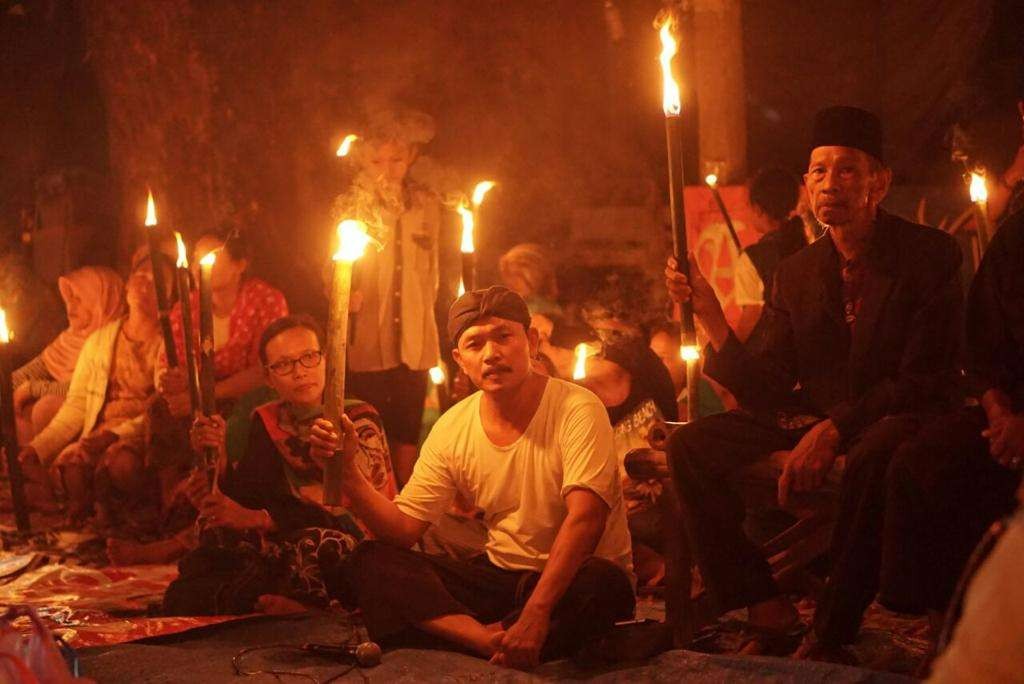 Tokoh Samin, Gun Retno (kaos putih), asal Desa Baturejo, Kecamatan Sukolilo, Kab. Pati, Jawa Tengah, di sebuah acara. (Foto: dok. Samin)