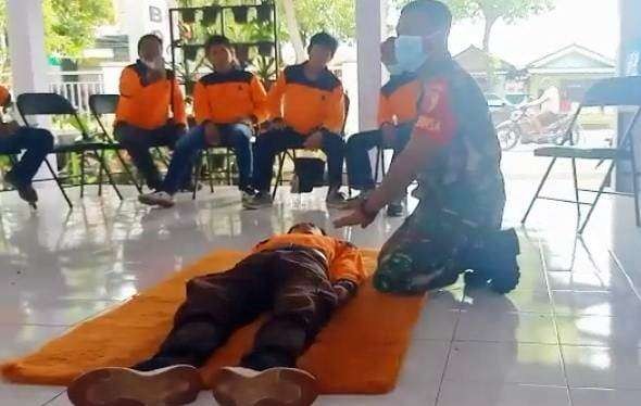 Babinsa memberikan materi pertolongan kepada warga dalam pelatihan penanggulangan bencana bagi warga Kelurahan Sobo (foto:istimewa)