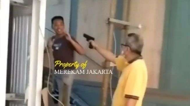 Tangkapan layar pria berbaju kuning menodongkan pistol ke arah pria di Jakarta Selatan. (Foto: IG Merekam Jakarta)
