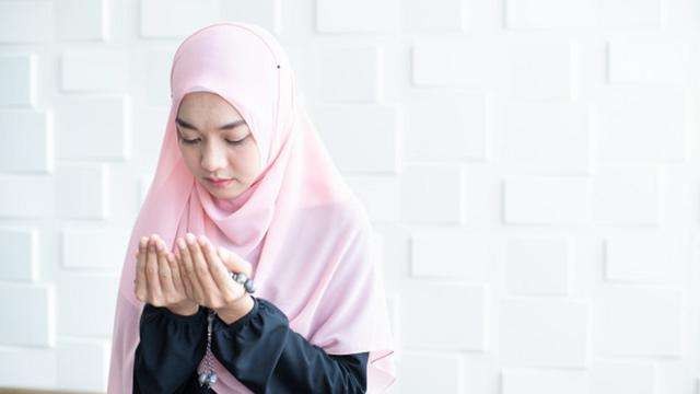 Muslimah berdoa, berbahasa selain Arab pun diperbolehkan. (Ilustrasi)
