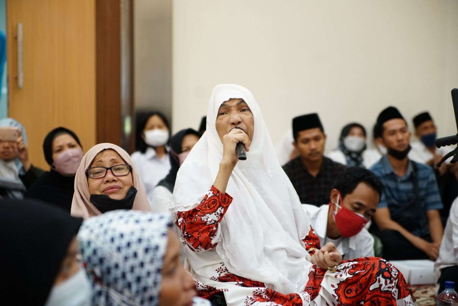 Bunda Dorce Gamalama saat datang di pengajian Gus Miek di UPN Surabaya, satu bulan sebelum meninggal dunia. (Foto: Istimewa)