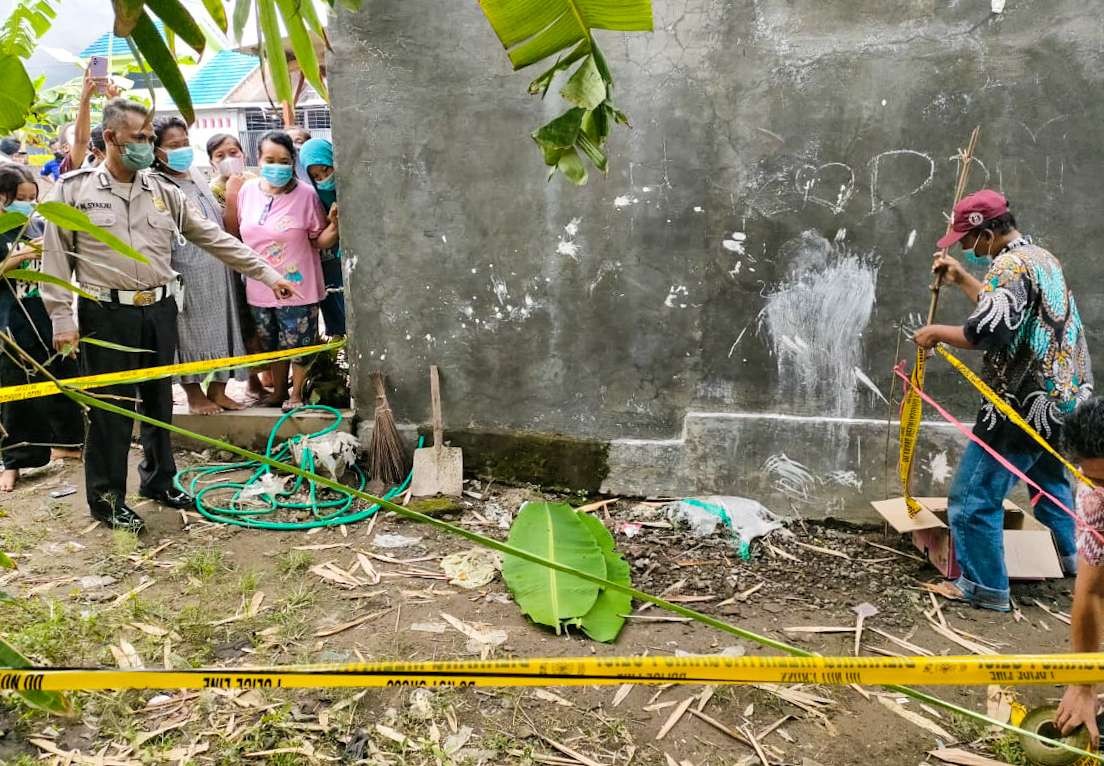 Proses evakuasi jasad bayi membusuk di dalam plastik hitam di Desa Simo Angin Angin, Sidoarjo. (Foto: Istimewa)
