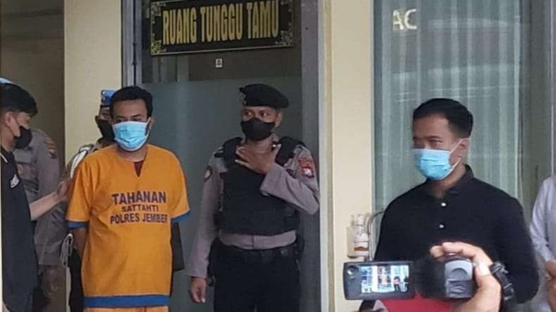 Ketua Tunggal Jati Nusantara ditahan di Polres Jember (Foto: Rusdi/Ngopibareng.id)