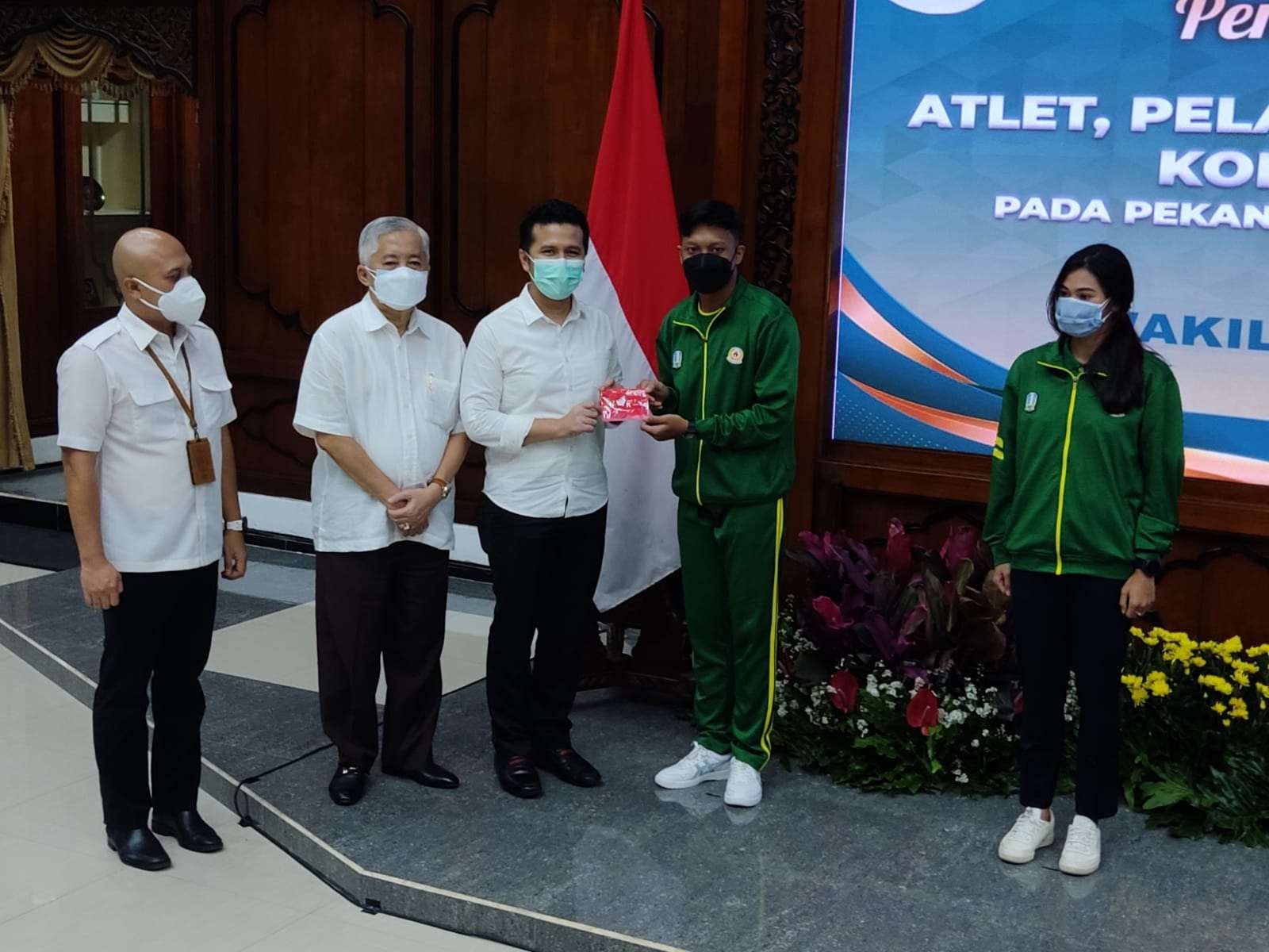 Wagub Jatim Emil Elestianto Dardak menyerahkan bonus pada atlet peraih medali di PON Papua di Gedung Binaloka Pemprov Jatim, Surabaya, Rabu 16 Februari 2022. (Foto: Fariz Yarbo/Ngopibareng.id)