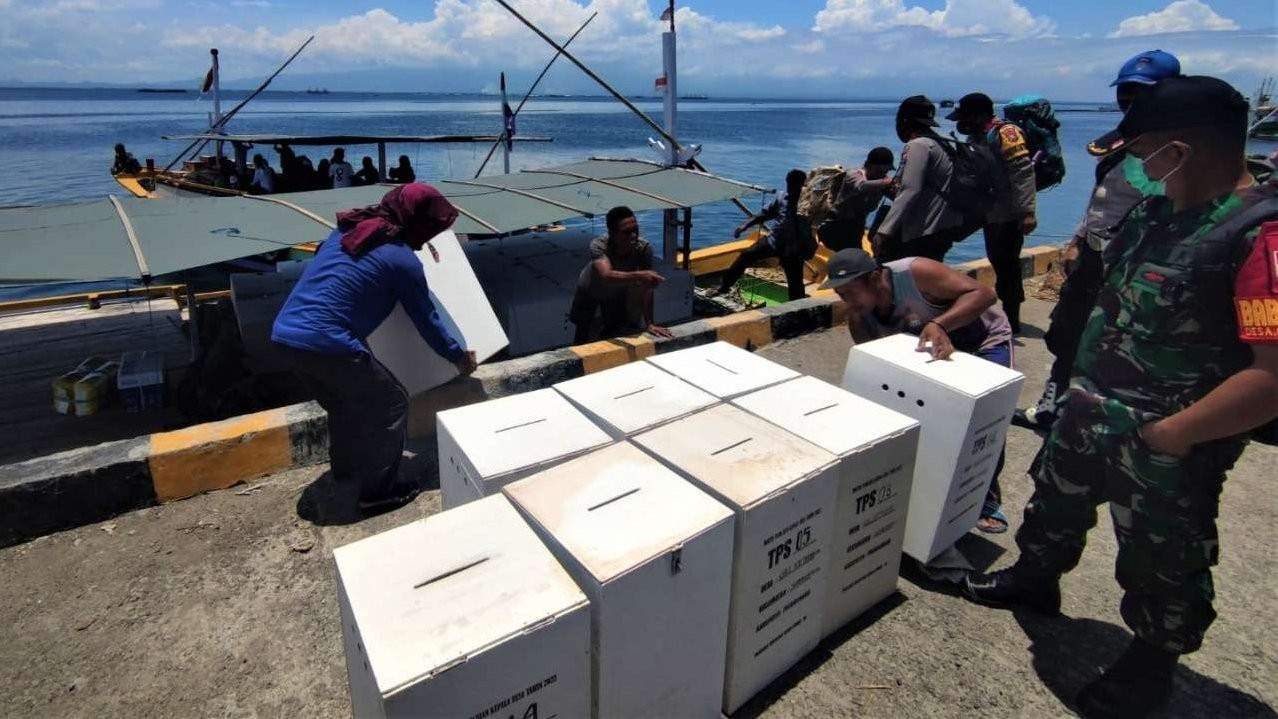 Kotak suara yang akan digunakan untuk pilkades di Desa Giliketapang diangkut dengan perahu penyeberangan dari Pelabuhan Probolinggo. (Foto: Ikhsan Mahmudi/Ngopibareng.id)