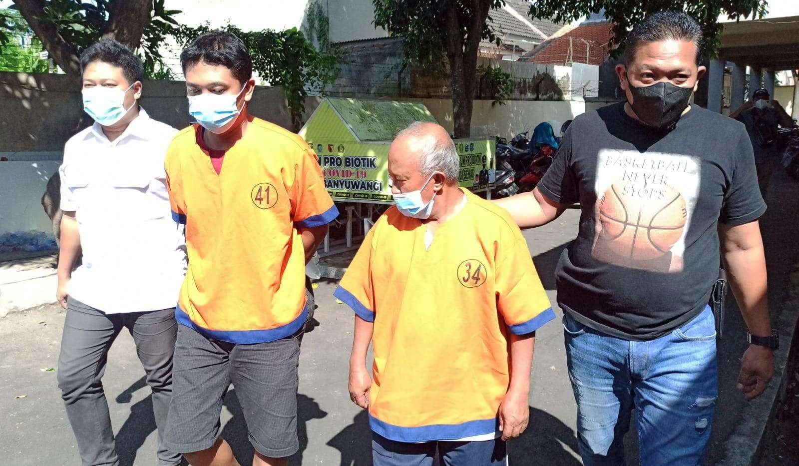 Dua tersangka penyalahgunaan pupuk bersubsidi yang diamankan Polisi (foto:Muh Hujaini/Ngopibareng.id)