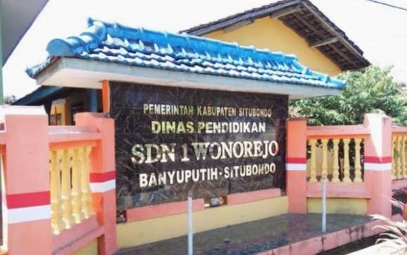 Siswa SDN 1 Wonorejo Kecamatan Banyuputih Situbondo bersama SDN 3 Wonorejo dan SDN 1 Besuki lakukan pelajaran jarak jauh (PJJ) di rumah. (Foto: Guido Saphan/Ngopibareng.id)