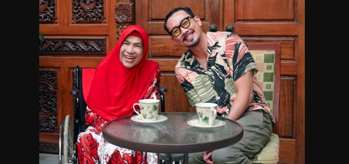 Denny Sumargo mengundang Dorce Gamalama sebagai bintang tamu di podcast miliknya, Curhat Bang. (Foto: YouTube Curhat Bang)