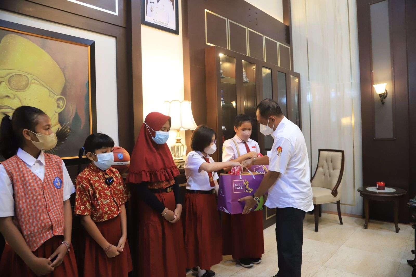 Wakil Walikota Surabaya, Armuji secara simbolis menyerahkan beasiswa kepada siswa SD penghafal kitab suci. (Foto: Istimewa)