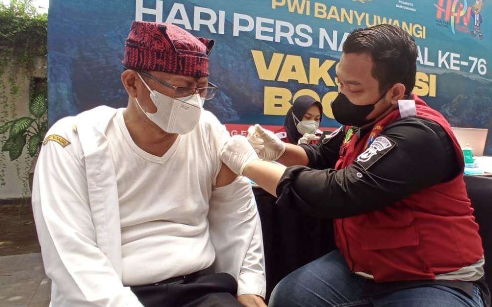 Pelaksanaan vaksinasi digelar PWI Banyuwangi bersama Polresta Banyuwangi di sekitar Taman Blambangan Banyuwangi, Jawa Timur. (Foto: Muh Hujaini/Ngopibareng.id)