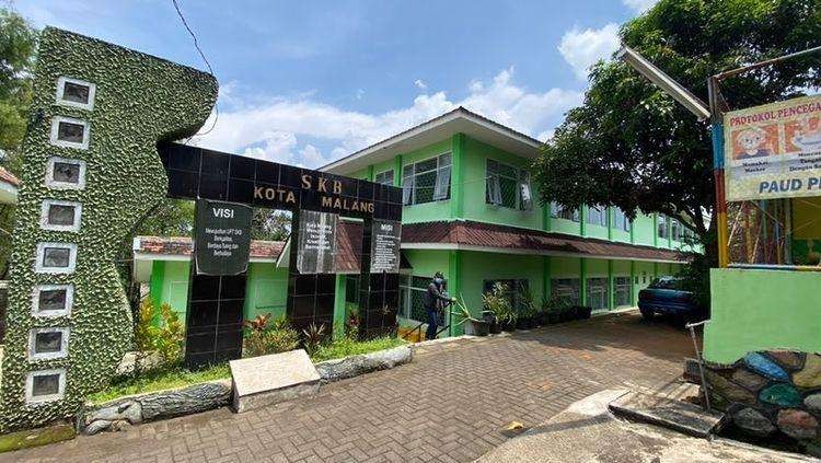 Salah satu Gedung Sanggar Kegiatan Belajar (SKB) Kota Malang yang dijadikan sebagai tempat isoter (Foto: Lalu Theo/ngopibareng.id)