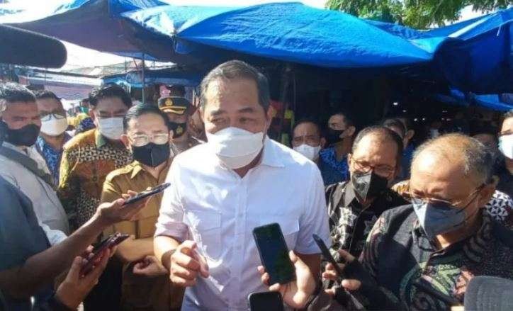 Menteri Perdagangan Muhammad Lutfi saat melakukan peninjauan ke sejumlah pasar tradisional di Makassar terkait harga dan stok kebutuhan pangan khususnya minyak goreng di Makassar, Kamis 17 Februari 2022) (Foto: Antara/Muh Hasanuddin)