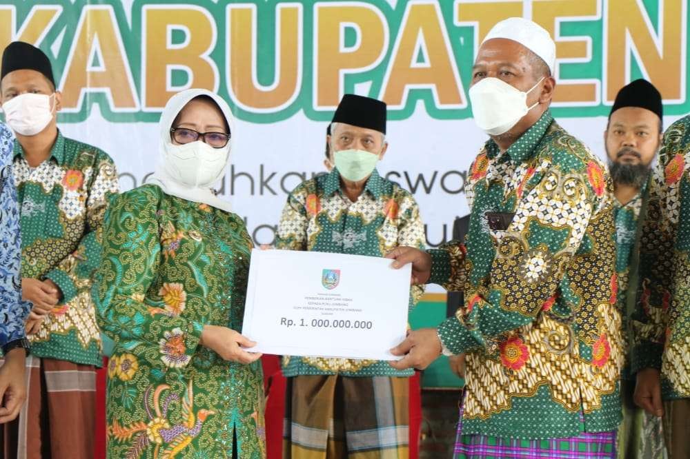 Bupati Jombang Hj Mundjidah Wahab menyerahkan secara simbolik dana hibah sebesar Rp 1 miliar untuk Pengurus Cabang Nahdlatul Ulama Kabupaten Jombang, Kamis 17 Februari 2022. (Foto: Istimewa)