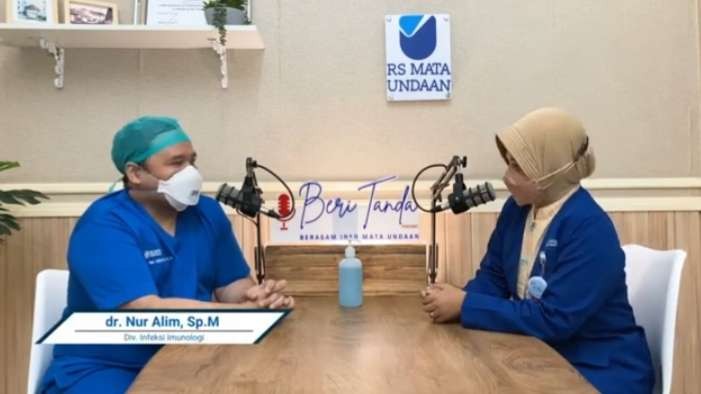 Penanganan peradangan kornea mata dibahas dr Nur Alim Basyur Hutasuhut, SpM dalam podcast Beri Tanda RS Mata Undaan Surabaya. (Foto: Tangkapan layar YouTube)