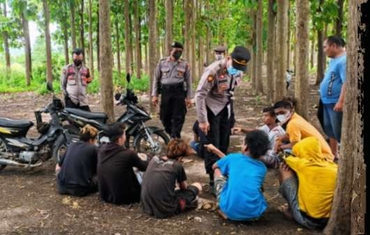 Anggota Samapta Polres Situbondo memergoki delapan anak gaya punk berusia belasan berpesta miras oplosan di kawasan hutan jati.(foto:humas polres Situbondo)