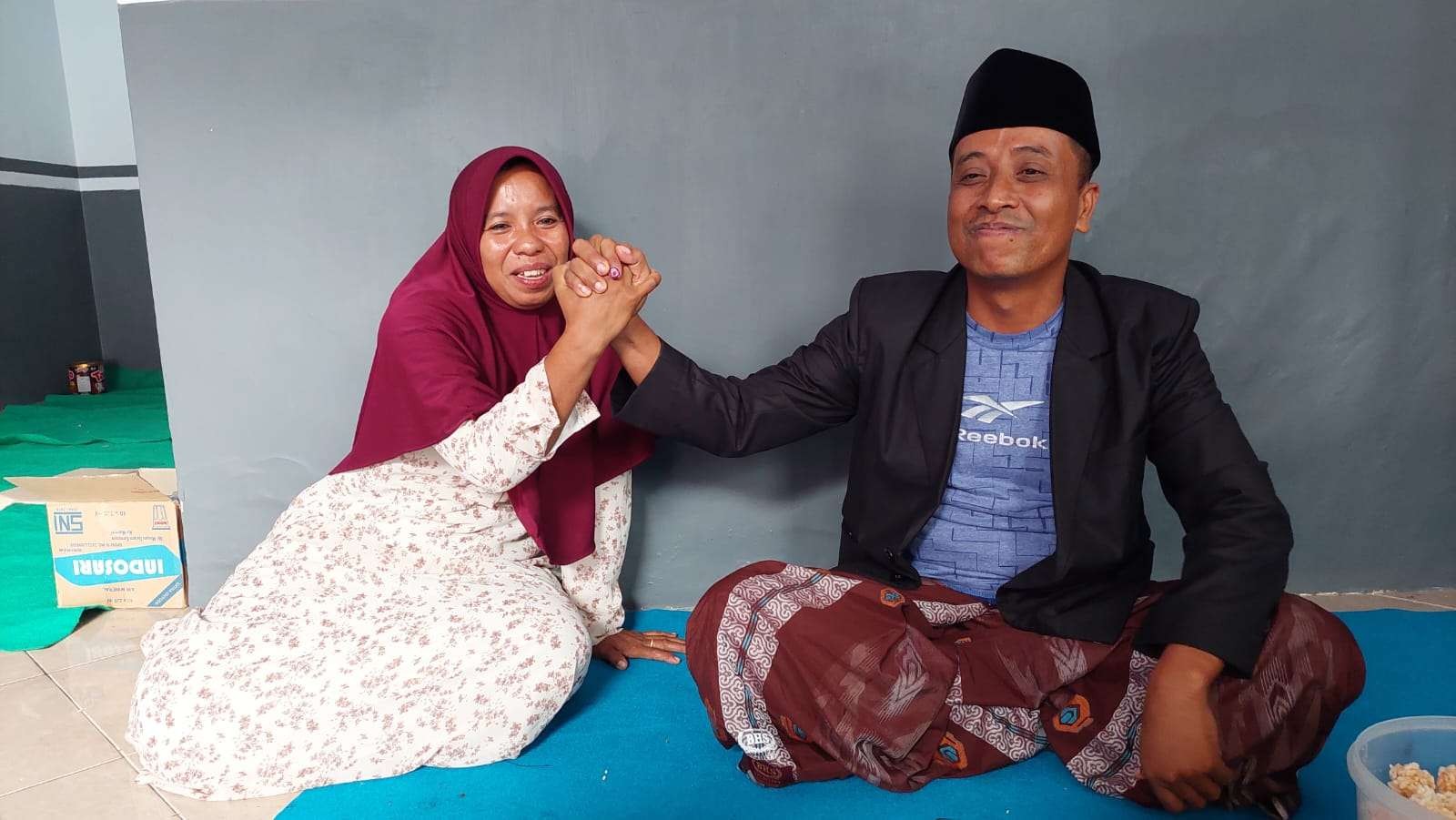 Alisat dan Tatik, suami-istri yang bersaing dalam Pilkades Tempuran, Kecamatan Bantaran, Kabupaten Probolinggo. (Foto: Ikhsan Mahmudi/Ngopibareng.id)