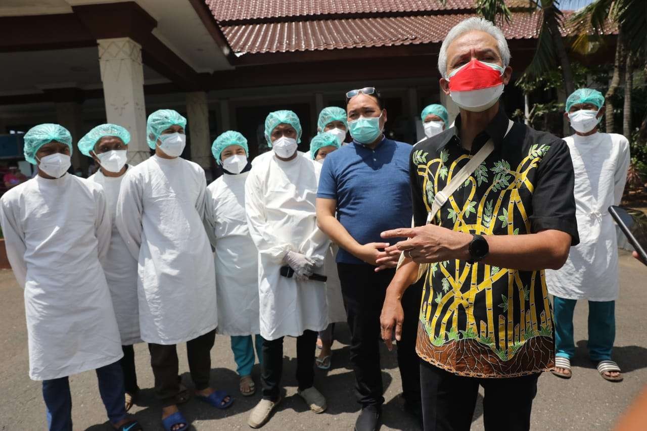 Gubernur Jawa Tengah Ganjar Pranowo bersama sejumlah tenaga kesehatan. (Foto: ist)