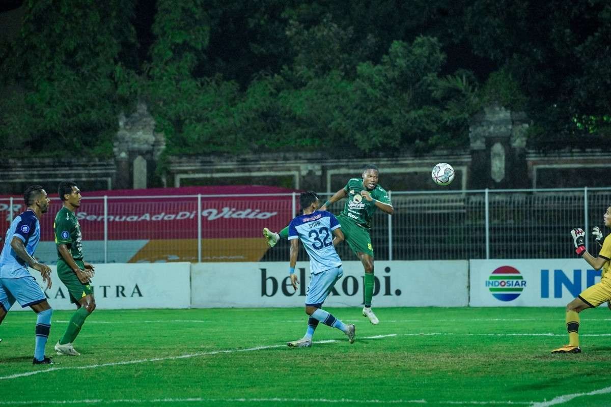 Striker Persebaya, Arsenio Valpoort saat menyundul bola yang menjadi gol bagi Persebaya saat melawan Persela Lamongan. (Foto: Persebaya)