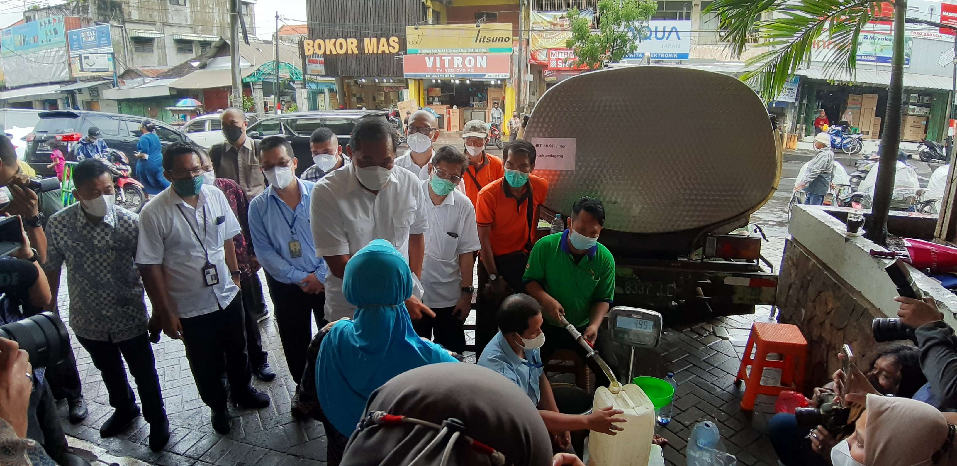 Mendag RI, Muhammad Lutfi saat memantau distribusi minyak goreng di Pasar Tambahrejo, Surabaya, Jumat 18 Februari 2022.