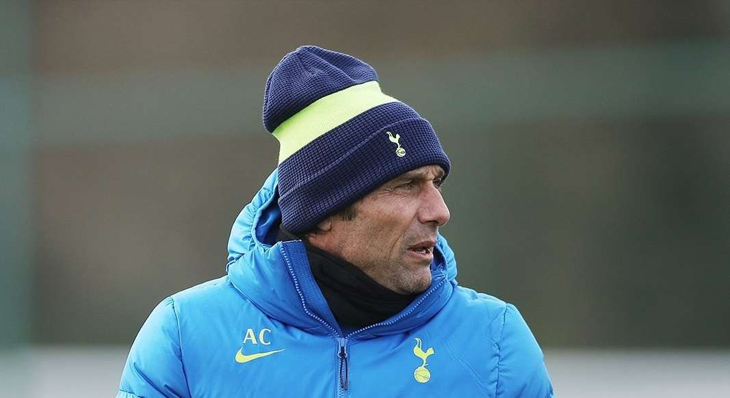 Antonio Conte mengeluhkan kebijakan transfer Tottenham di bursa transfer Januari lalu. (Foto: Twitter/@SpursOfficial)