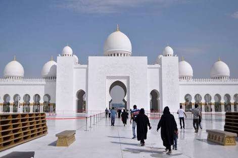 Menuju masjid sebelum Salat Jumat dilaksanakan. (Foto: Istimewa)