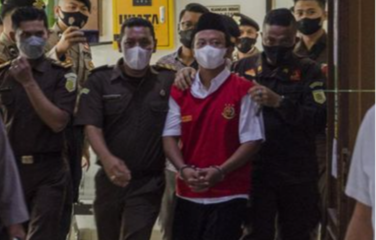 Vonis bagi Herry Wirawan, pemerkosa 13 santri di Bandung, telah dibacakan hakim. Pengelola Madani Bording School tersebut divonis hukuman seumur hidup. (Foto: ant)