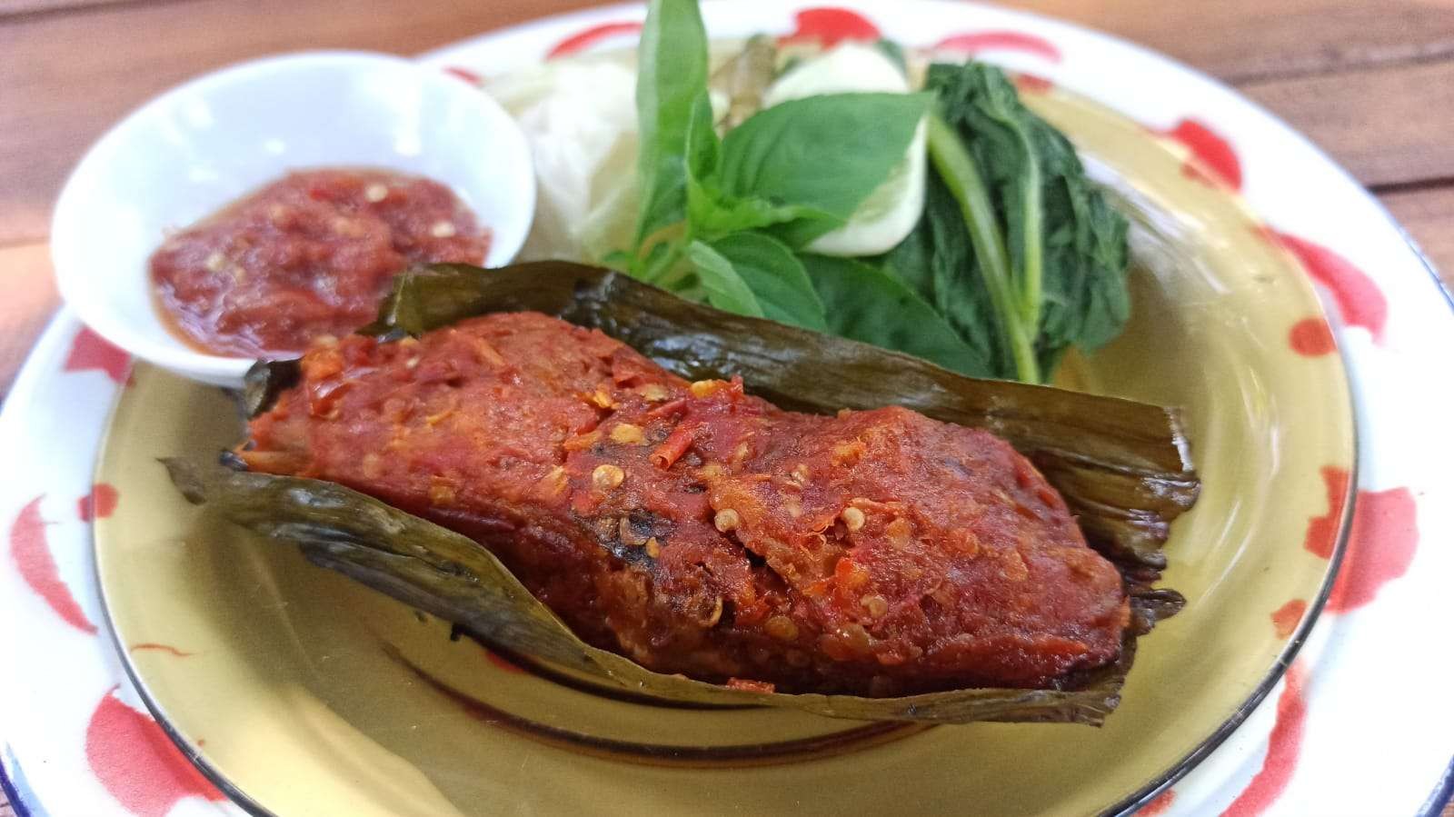 Menu olahan ikan sidat pepes yang disajikan di Warung Umyah Madang (foto: Muh Hujaini/Ngopibareng.id)
