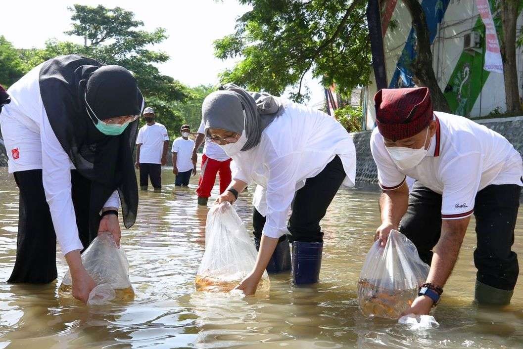 Bupati Banyuwangi Ipuk Fiestiandani melepaskan benih ikan saat membuka Festival Kali Bersih (foto: istimewa)